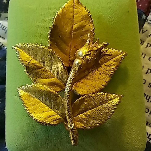 1980's Vintage gold plated new leaf broach - Picture 2 of 3